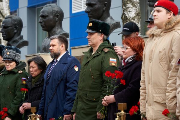 Возложение цветов к бюсту Вячеслава Лемешева на аллее спортивной славы ЦСКА Возложение цветов к бюсту Вячеслава Лемешева на аллее спортивной славы ЦСКА
