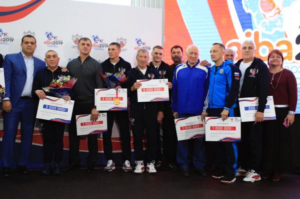 Федерация бокса России вручила чемпионам мира сертификаты на пять миллионов рублей и ключи от новых автомобилей Федерация бокса России вручила чемпионам мира сертификаты на пять миллионов рублей и ключи от новых автомобилей