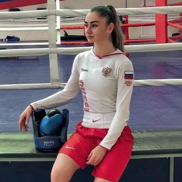 Орнелла Хетеева: десять лет профессионально занималась бальными танцами, и эти навыки помогают мне в боксе Орнелла Хетеева: десять лет профессионально занималась бальными танцами, и эти навыки помогают мне в боксе