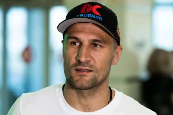 Сергей Ковалёв прилетел в Челябинск на бой с Ярдом Сергей Ковалёв прилетел в Челябинск на бой с Ярдом
