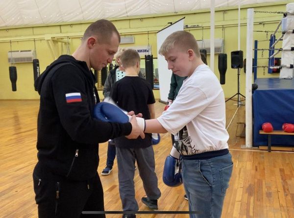 Боксёр Роман Андреев провёл открытую тренировку для детей с особенностями развития Боксёр Роман Андреев провёл открытую тренировку для детей с особенностями развития