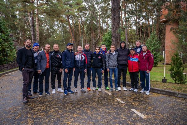 Олимпийцы посадили кедровую аллею в Подмосковье Олимпийцы посадили кедровую аллею в Подмосковье
