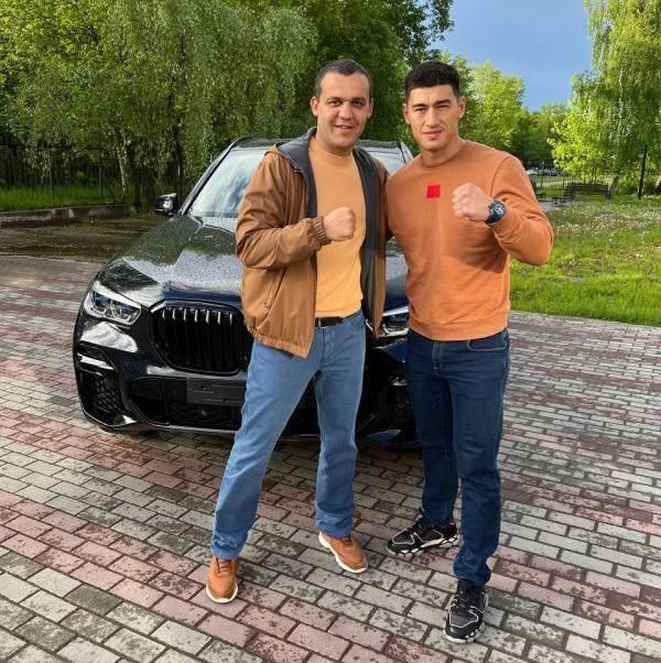 Умар Кремлёв поздравил Дмитрия Бивола с победой и подарил чемпиону автомобиль Умар Кремлёв поздравил Дмитрия Бивола с победой и подарил чемпиону автомобиль
