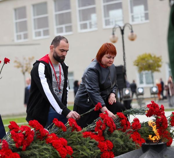 Возложение цветов к Вечному огню в Серпухове Возложение цветов к Вечному огню в Серпухове